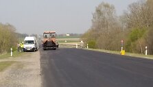 Remontuojamas kelio ruožas netrumpas, todėl ir prie &scaron;viesoforų tenka luktelti ilgiau nei miesto sankryžose
