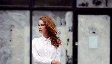 Gatvės stilius: deriniai su baltomis kelnėmis