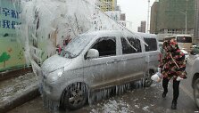Automobilis virto ledo skulptūra