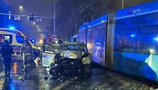 Avarija Vroclave &ndash; ma&scaron;ina trenkėsi į tramvajų