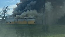 Kalinų kaime užsiliepsnojo baldų gamykla