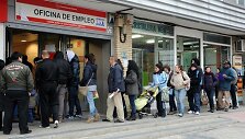 Žmonės laukia prie įdarbinimo biurio Madrido rajone