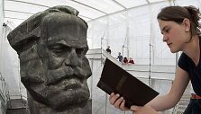 Karlo Markso skulptūra ir moteris skaitanti &bdquo;Kapitalą&ldquo;