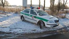 Į pakelės griovį i&scaron;skriejęs policijos automobilis sugebėjo netrukus sava eiga sugrįžti arčiau važiuojamosios dalies, o vėliau ir i&scaron;važiuoti į remonto dirbtuves.