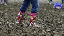 Žmonės renkasi į &bdquo;Glastonbury&ldquo; festivalį.