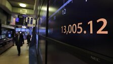 &bdquo;Dow Jones&ldquo; indeksas pirmą kartą nuo krizės pradžios vėl perkopė 13 000 punktų ribą.