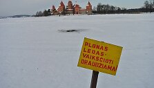 Žiema Trakuose: ledo sukaustytas Galvės ežeras ir Trakų pilis