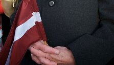 Žmogaus rankose &ndash; Latvijos vėliava