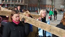 Kryžius bus perduodamas i&scaron; rankų į rankas mokytojams, akademinei bendruomenei, skautams, ateitininkams &scaron;auliams, policijai, medikams, kariams ir kitiems žmonėms.