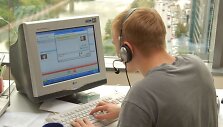 Interneto pokalbių programa &bdquo;Skype&ldquo; moksleivius konsultuojantys VDU darbuotojai laukia įvairių jų klausimų. 