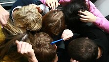 Vienas lengviausių būdų užsikrėsti utėlėmis &ndash; susiliesti galvomis su &scaron;ių parazitų turinčiu žmogumi.