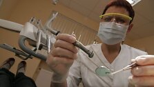 Sveikatos apsaugos specialistai perspėja, kad  Lietuvoje medicinos paslaugų kaina atitinka kokybę, o ES nepriklausančiose &scaron;alyse siūlomas pigus gydymas gali būti pavojingas.