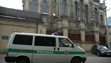 Policijos automobilis važiuoja pro Luki&scaron;kių kalėjimą