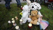 &Scaron;e&scaron;tadienį prie Generalinės prokuratūros pastato Vilniuje vėl renkasi galimą pedofilijos skandalą smerkiantys ir Drąsių Kedį palaikantys žmonės.