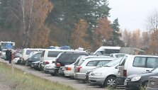 Aik&scaron;telės prie kapinių buvo perpildytos