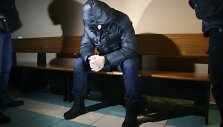 Klaipėdos apskrities vyriausiojo policijos komisariato Autotransporto priemonių grobimo tyrimų skyriaus pareigūnas Žilvinas Ukockis teisme su žiniasklaida nebendravo, veidą slėpė po kauke. 