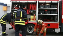 Ugniagesiai smalsuoliams demonstruos savo techniką. 