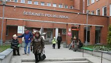 Poliklinikos prieigose esantis nuotekų &scaron;ulinys nuolat i&scaron;silieja ir skleidžia gydymo įstaigoje ir jos prieigose nemalonų kvapą. 