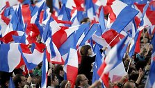 Prancūzai mojuoja savo &scaron;alies vėliavėlėmis