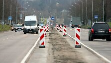 Tuskulėnų gatvėje sena betoninė tvorelė keičiama nauja, metaline. 