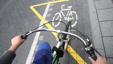 Valdininkai giriasi, kad Vilniuje yra daugiau nei 80 km dviračių takų. Bet daugelis jų pažymėti ant &scaron;aligatvių, gatvių.