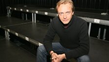 V.Jauni&scaron;kio teigimu, visuomenei turi būti ai&scaron;kiai įvardyta ne tik tai, kokiomis nuostatomis vadovaujantis skiriamas teatro vadovas, bet ir tai, pagal kokius kriterijus bus vertinama teatro veikla.