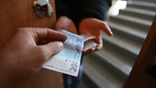 Dažniausiai sukčių aukomis tampa pensininkai. 