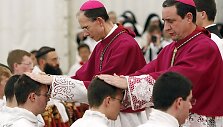 &Scaron;v. Pijaus X brolijos vyskupai Alfonso de Gallareta (de&scaron;inėje) ir Bernard'as Tissier de Mallerai. 2009 metų birželį popiežius Benediktas XVI panaikino keturių brolijos vyskupų ekskomuniką.