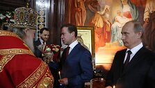 Rusijos ortodoksų patriarchas Kirilas ir D.Medvedevas apsikeičia dovanomis.