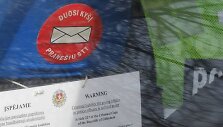 Įspėjimams vairuotojams policijos tarnybiniame automobilyje.