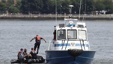 Gelbėtojai ie&scaron;ko sraigtasparnyje ir lėktuve buvusių žmonių kūnų.