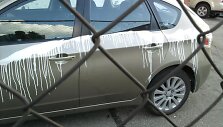&Scaron;is taip suniokotas gelsvas 2009 metais pagamintas &bdquo;Subaru Impreza&ldquo; universalas stovėjo pačiame Vilniaus centre, Barboros Radvilaitės gatvėje.