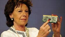 ES konkurencijos komisarės Neelie Kroes rankose &ndash; &bdquo;Intel&ldquo; mikroschema.