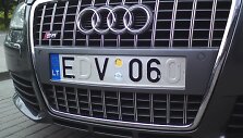 &bdquo;Audi S8&ldquo; su keistai užmaskuotu valstybiniu numeriu.