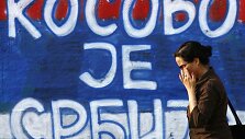 Užra&scaron;as Belgrade ant sienos skelbia: &bdquo;Kosovas yra Serbija&ldquo;.