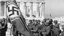 Nacistinės Vokietijos kariai Atėnų Akropolio fone (1941 m.). Graikija dabar kaltina Vokietiją, kad &scaron;i nesumokėjo kompensacijos už Antrojo pasaulinio karo metais padarytus nuostolius.