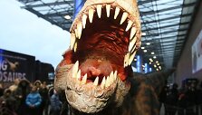 Grėsmingas dinozauras pasirodė prie sostinės &bdquo;Akropolio&ldquo;. Natūraliai atrodantis, riaumojantis ir laisvai judantis tiranozauras kvietė į renginį &bdquo;Pasivaik&scaron;čiojimas su dinozaurais&ldquo;, kuris vyks lapkričio 28-29 dienomis Vilniaus &bdquo;Siemens&ldquo; arenoje.