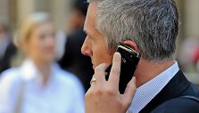 Verslininkas &scaron;neka &bdquo;Blackberry&ldquo; telefonu