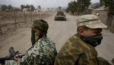 Rusų kariai važiuoja ant tanko vir&scaron;aus.