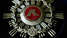 Geriausieji kelių darbininkai, meistrai ir vadovai buvo apdovanoti įvairių laipsnių Kelininkų garbės kryžiais.
