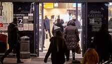 Žmonės prie &bdquo;Maxima&ldquo; parduotuvės Karolini&scaron;kėse