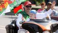 Aleksandras Luka&scaron;enka su sūnumi Nikolajumi mėgaujasi pasivažinėjimu &bdquo;Harley-Davidson&ldquo; motociklu.