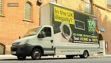 Reklaminiai plakatai skelbia: &bdquo;Go home or face arrest&rdquo; (&bdquo;Važiuok namo arba būsi suimtas&ldquo;) 