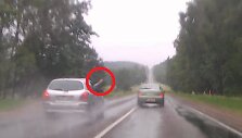 Fotopolicija: NISSAN pavojingai lenkia draudžiamoje vietoje.