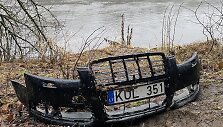 Neries pėsčiųjų take ties Žvėrynu įstrigo automobilis