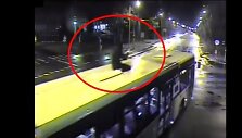 Jaunuolis Lenkijoje važinėjosi ant autobuso stogo.