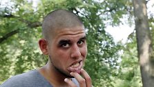 Omaras Samhanas demonstruoja savo tatuiruotę.