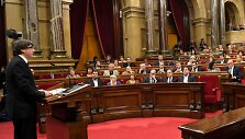 Carlesas Puigdemontas sako kalbą Katalonijos parlamente.