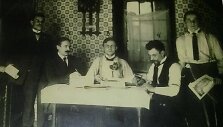 Juozas Ottas &Scaron;irvydas (stovi de&scaron;inėje) &ndash; pirmajame JAV lietuvių laikra&scaron;tininkų suvažiavime 1907 m.