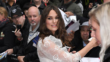 Keira Knightley filmo &bdquo;Vie&scaron;a paslaptis&ldquo; premjeroje Londone